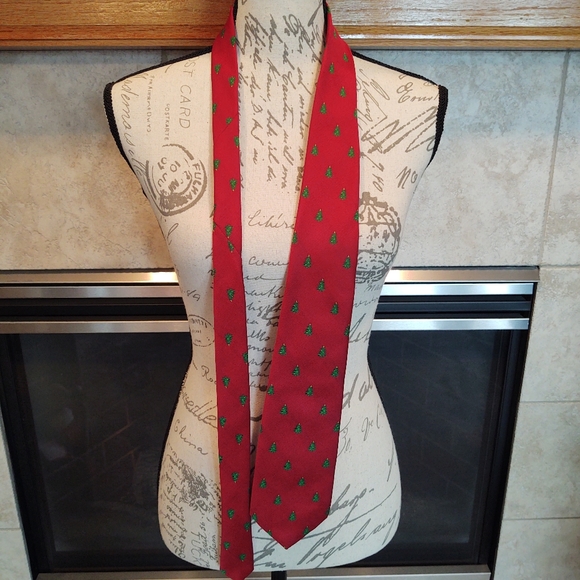 Johnny Appleseed's Christmas Tree Tie! - Picture 4 of 5